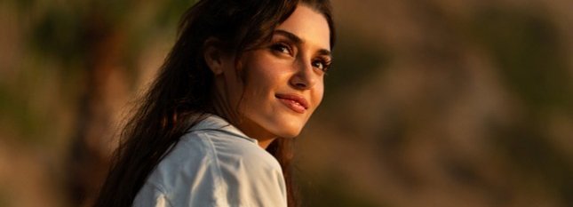 Hande Erçel’in Yıldızı Parlamaya Devam Ediyor: Yeni Dijital Film Yolda!